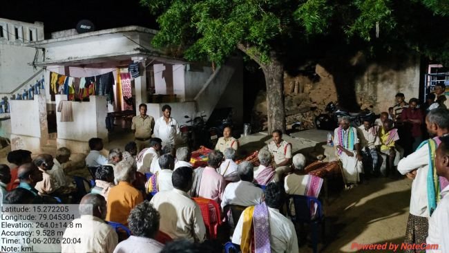 పల్లె నిద్రతో ప్రజలతో మమేకమైన సిఐ,ఎస్ఐ.