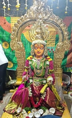 పట్టువస్త్రాలతో అమ్మవారి అలంకరణ.. దర్శనానికి పోటెత్తిన భక్తజనం