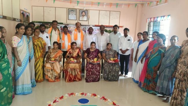 రాష్ట్ర అగ్నికుల క్షత్రియ వెల్ఫేర్ అండ్ డెవలప్మెంట్ కార్పొరేషన్ డైరెక్టర్ అండ్రాజు శ్రీనివాసరావుతల్లి క్షేమమే.. బిడ్డ భవిష్యత్తుకు భరోసా 