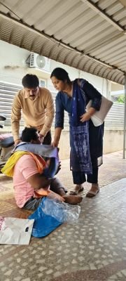 ప్రముఖ సినీ ఆర్టిస్ట్ బానోతు నాగేశ్వరరావును ఆప్యాయంగా పలకరించిన ఎమ్మెల్యే రోషన్ కుమార్ దంపతులు