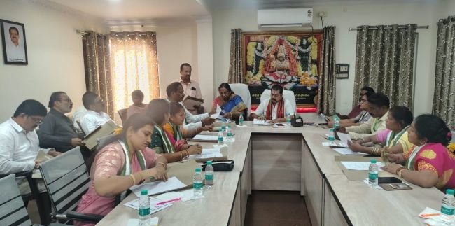 ఈవో వర్సెస్.. చైర్మన్  వాడిగా వేడిగా  కనకమహాలక్ష్మి ట్రస్ట్ బోర్డు సమావేశం