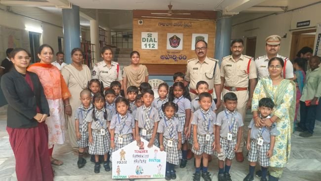పోలీసుల విధులపై చిన్నారులకు అవగాహన