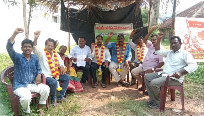 న్యాయమైన డిమాండ్లు పరిష్కరించాలని  వీఆర్ఏల నిరవధిక సమ్మె.  