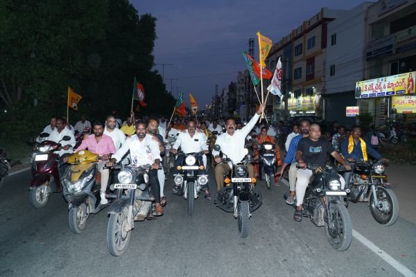 మోదీ 25 ఏళ్ల ప్రజా సేవకు గుర్తుగా తాడిగడపలో సేవా జ్యోతి యాత్ర  - ఎమ్మెల్యే బోడే ప్రసాద్ ఆధ్వర్యంలో ఘనంగా నిర్వహణ