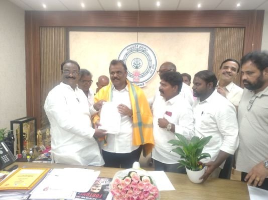 వీఆర్ఏల సమస్యల పరిష్కారానికి త్వరలో చర్యలు - 22 రోజుల సహాయ నిరాకరణపై రెవెన్యూ మంత్రి హామీ