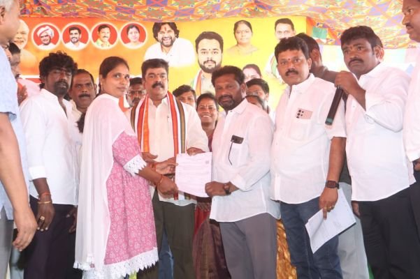 ఏడు కుటుంబాలకు రూ.3.20 లక్షల సీఎంఆర్ఎఫ్ చెక్కులు