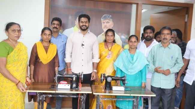 మహిళలకు కుట్టుమిషన్ల అందజేత