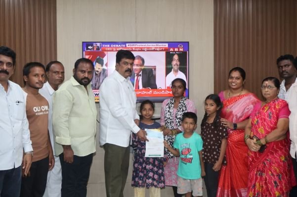 మృతి చెందిన టీడీపీ కార్యకర్త కుటుంబానికి రూ.లక్ష సాయం