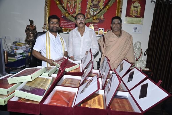 అమ్మవారి అలంకరణకు పట్టు చీరల అందజేత