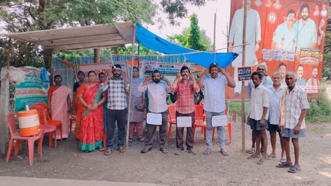  ఉరితాళ్లతో వీఆర్ఏల వినూత్న నిరసన: పెరవలిలో 22వ రోజుకు చేరిన సమ్మె!
