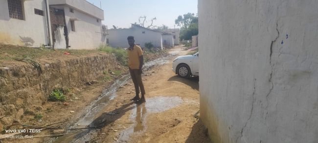 చెల్లాపూర్‌లో రోడ్డుపై మురుగునీరు.. పట్టించుకోని అధికారులు