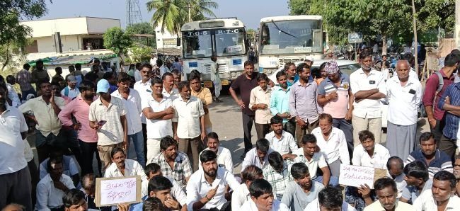కరెంట్ కోతలతో ఎండిపోతున్న పంటలు వికారాబాద్-తాండూర్ రహదారిపై రైతుల ఉధృత ధర్నా