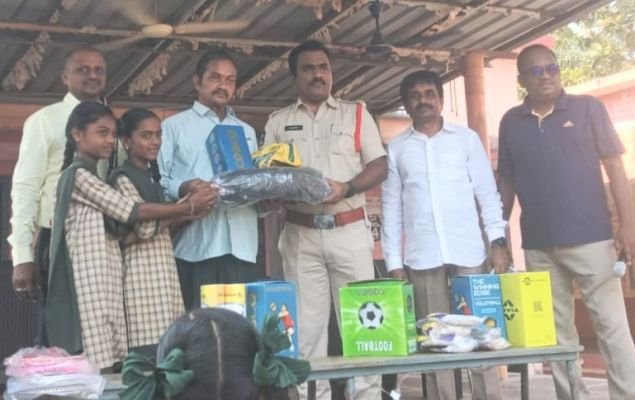 జడ్పీ హైస్కూల్ కు ఆట వస్తువులు వితరణ
