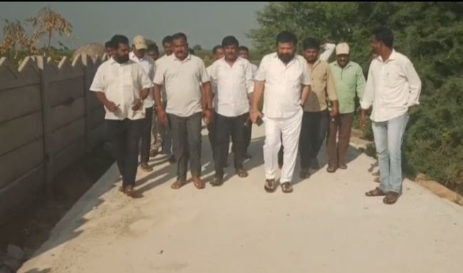 సిసి రోడ్లను పరిశీలించిన కేశం నాగరాజు గౌడ్