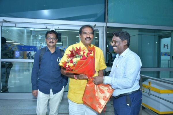  కేంద్ర జలశక్తి శాఖ మంత్రితో భేటీ: ఢిల్లీ చేరుకున్న నేతలకు విమానాశ్రయంలో ఘన స్వాగతం!