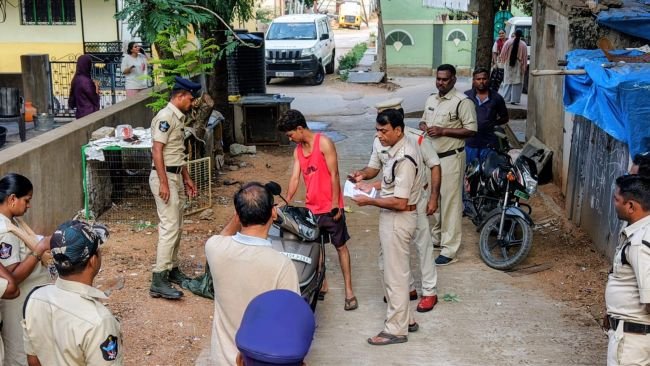 అసాంఘిక శక్తులపై ఉక్కుపాదం  గుంతకల్‌లో 180 మంది పోలీసులతో విస్తృత సోదాలు.. రౌడీషీటర్లకు డీఎస్పీ హెచ్చరిక