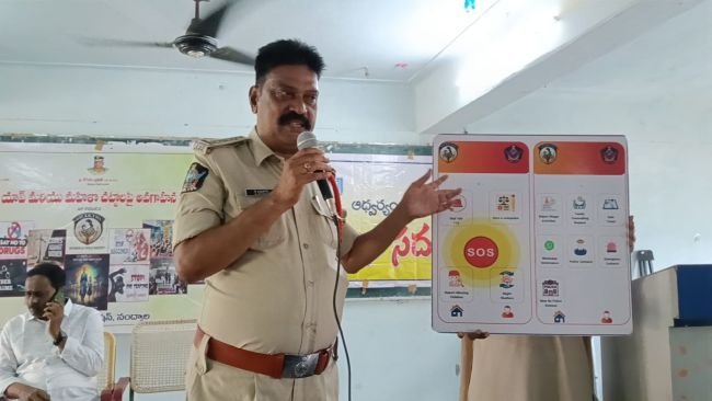 మహిళా చట్టాలపై ప్రతి ఒక్కరు అవగాహన కలిగి ఉండాలి-మహిళా పోలీస్ స్టేషన్ సిఐ జయరాం