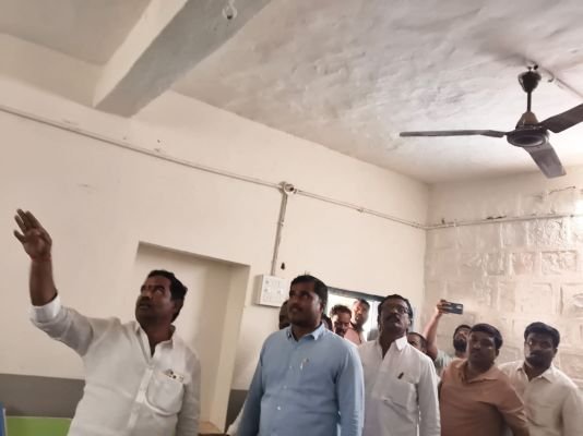 పైకప్పు కూలిన పాఠశాల భవనాన్ని పరిశీలించిన కోడంగల్ మున్సిపల్ చైర్మన్ నందారం ప్రశాంత్