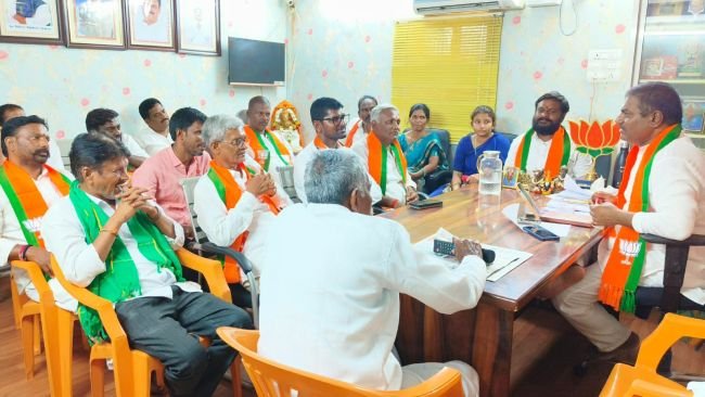 స్థానిక సంస్థల ఎన్నికల పై బీజేపీ కసరత్తు- బీజేపీ ముఖ్య నేతలతో జిల్లా అధ్యక్షుడు అభిరుచి మధు సమావేశం