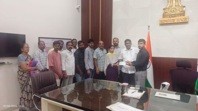 గుండెపోటుతో మృతి చెందిన ఎన్నికల డేటా ఎంట్రీ ఆపరేటర్ కుటుంబానికి ఆర్థిక సాయం