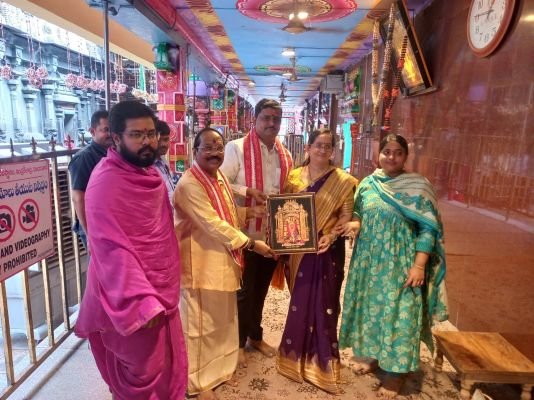 గొల్లపూడి శ్రీనివాసరావు, రమ్యకృష్ణ దంపతుల విరాళం  అన్నదానానికి రూ.1,00,116 సమర్పణ