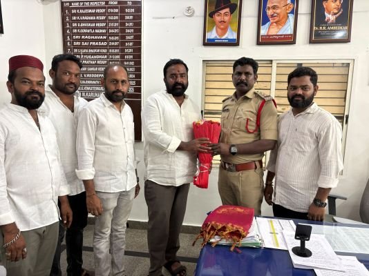 సీఐ కరుణాకర్‌ను మర్యాదపూర్వకంగా కలిసిన జనసేన నాయకులు.. శాలువాతో ఘనంగా సన్మానించిన చైతన్య కృష్ణ 
