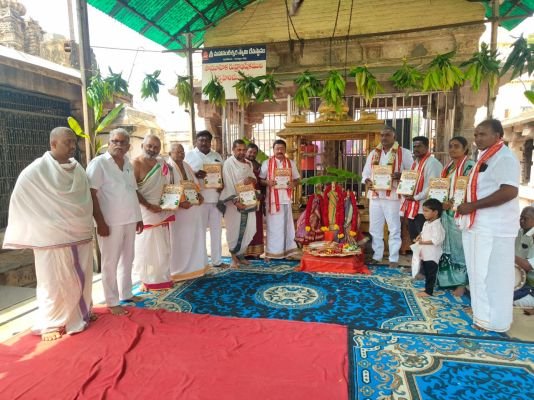 మహానందిలో దసరా శరన్నవరాత్రుల ఆహ్వాన పత్రికల ఆవిష్కరణ