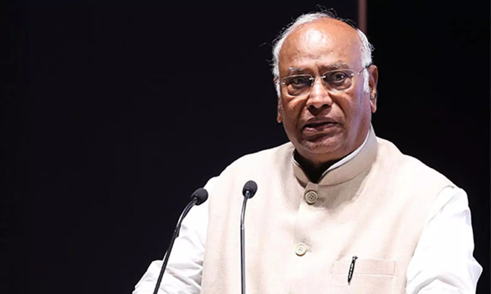 ఇండియా కూటమి ఎంపీలకు మల్లిఖార్జున ఖర్గే ఆతిథ్యం: హోటల్ భేటీ అనంతరం మళ్లీ రహదారిపై నిరసనలు
