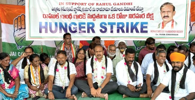 రాహుల్ గాంధీ ,ప్రియాంకపై దాడికి నిరసనగా కోమటిరెడ్డి నిరాహారదీక్ష