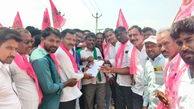 కోహెడ మండల కేంద్రంలో బి.ఆర్.ఎస్ పార్టీ ఆధ్వర్యంలో విద్యుత్ కోతలపై నిరసన.