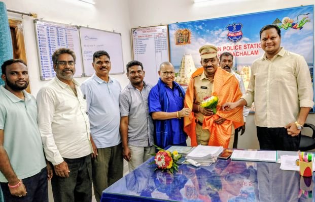 భద్రాచలం నూతన సీఐ సట్ల రాజును కలిసిన బీజేపీ నాయకులు.