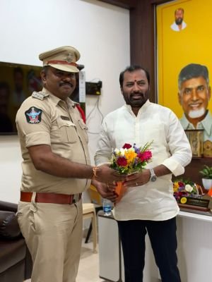 గుమ్మనూరు కుటుంబ సభ్యులను మర్యాదపూర్వకంగా కలిసిన పామిడి సీఐ  పుష్పగుచ్ఛం అందజేసిన నూతన సర్కిల్‌ ఇన్‌స్పెక్టర్‌ మనోహర్