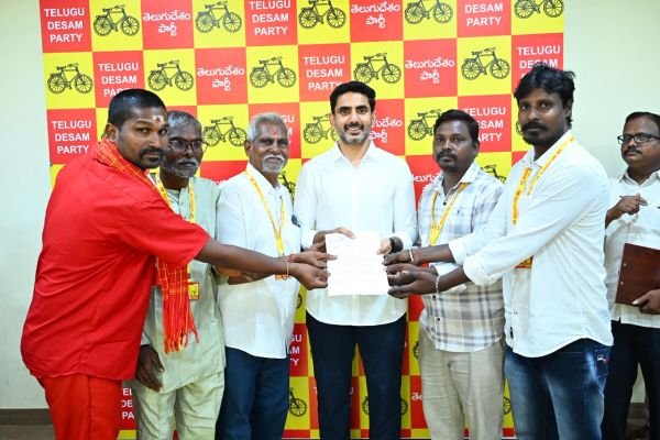 టీడీపీ కేంద్ర కార్యాలయంలో మంత్రి లోకేష్ ప్రజాదర్బార్  ప్రజలు, టీడీపీ కార్యకర్తల నుంచి వినతుల స్వీకరణ