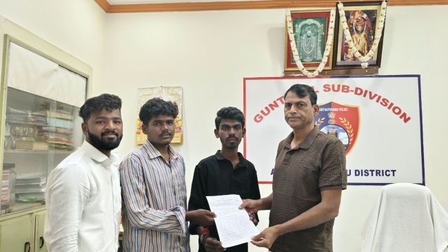 లారీల రాకపోకలపై నియంత్రణకు చర్యలు తీసుకోవాలి  గుంతకల్లు డీఎస్పీకి ఎస్‌ఎఫ్‌ఐ వినతి