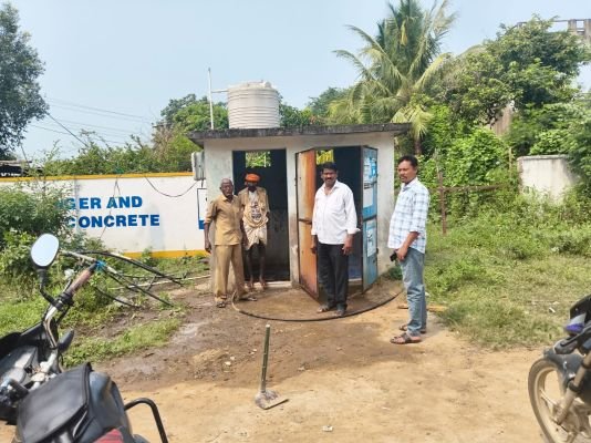 ఎల్కపల్లి బస్టాండ్‌లో మరుగుదొడ్ల శుభ్రత