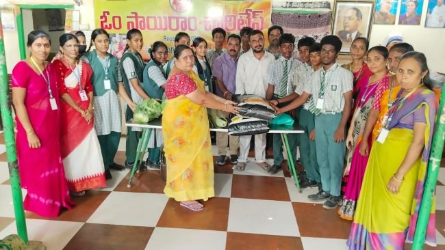 శ్రీ గాయత్రి స్కూల్  విద్యార్ధుల సేవాభావం 