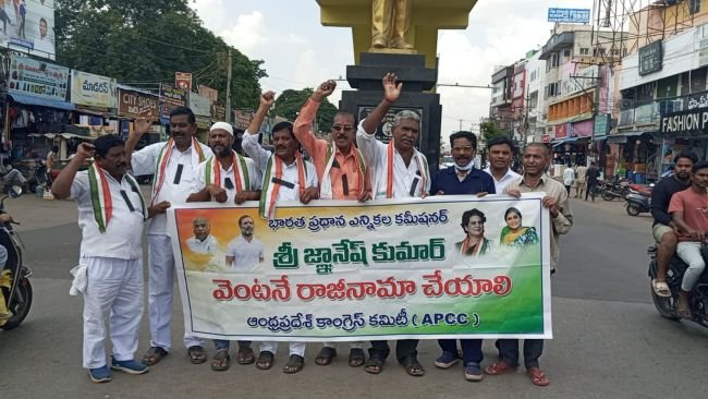 ప్రజాస్వామ్యాన్ని కాపాడి ఎన్నికల సంఘంపై విశ్వాసం పెంచాలి