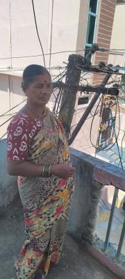 ప్రమాదపుటంచున  కరెంటు స్తంభం.... పట్టించుకునే నాధుడు లేడు....ప్రమాదం జరిగితే భారీ నష్టం 