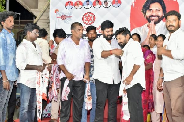 పవన్ కళ్యాణ్ ఆశయాలే స్ఫూర్తిగా జనసేనలో  యువత చేరికలు