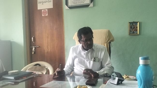 ఉపాధి పనుల్లో జాప్యం వద్దు. పీడీ సలీం.