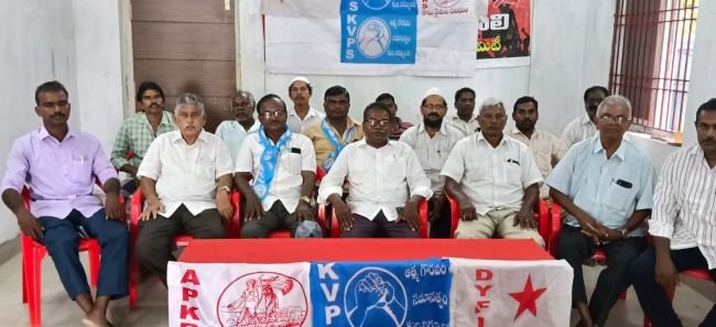 సురేష్ పై దాడి చేసిన వారిని వెంటనే అరెస్టు చేయాలి.....