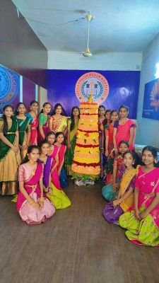 కేరళ పాఠశాలలో వైభవంగా బతుకమ్మ వేడుకలు