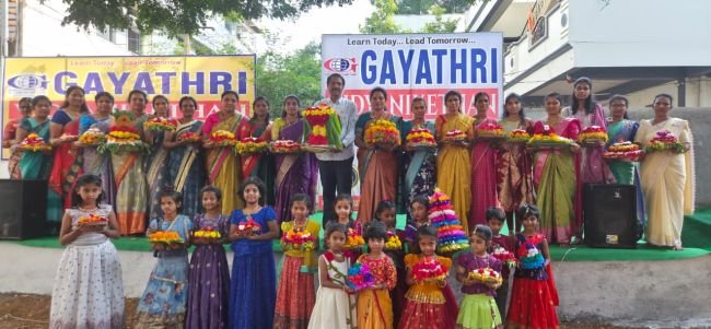 గాయత్రి విద్యానికేతన్‌లో చిన్నారుల బతుకమ్మ సంబరాలు