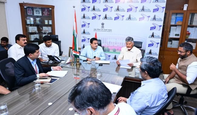 అమరావతి ఓఆర్ఆర్ కు పూర్తి సహకారం అందించండి  పోలవరం వద్ద ఐకానిక్ వంతెన ప్రాజెక్టు చేపట్టండి  కేంద్ర మంత్రి నితిన్ గడ్కరీతో భేటీలో సీఎం చంద్రబాబు విజ్ఞప్తి