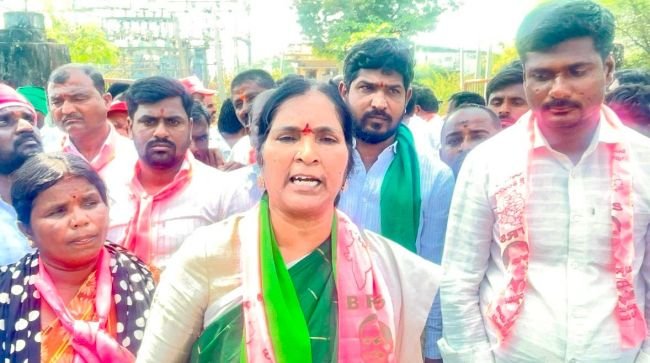 కర్షకుని కనులలో కన్నీళ్లు.. కాంగ్రెస్‌ పాలనలో కరెంట్‌ కష్టాలు!