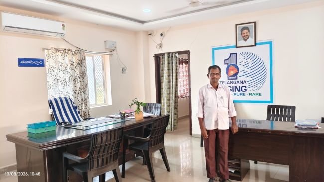సమయపాలన పాటించని రెవెన్యూ అధికారులు - దర్శనమిస్తున్న కాళీ కుర్చీలు