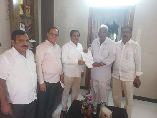 విద్యుత్తు సమస్యలు పరిష్కరించి సీసీ ద్వారా పత్తి కొనుగోలు చేయాలని ఎమ్మెల్యే కు వినతి