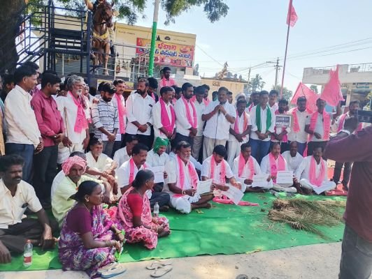 కరెంటు కోతలతో ఎండిపోతున్న పంటలు