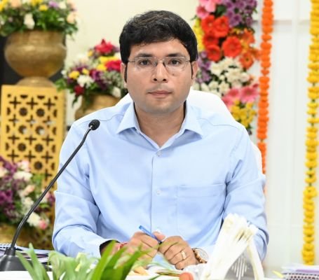 ప్రజల సమస్యలను సులభంగా, వేగంగా  పరిష్కరించడానికి వాట్సాప్ గ్రీవెన్స్ సెల్ ప్రారంభం - జిల్లా కలెక్టర్ భవేశ్ మిశ్రా