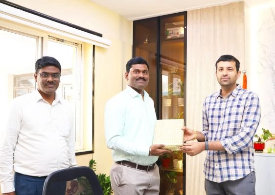 జిల్లా కలెక్టర్‌ను మర్యాదపూర్వకంగా కలిసిన ఉమ్మడి జిల్లా రిజిస్ట్రార్ సందీప్ కుమార్